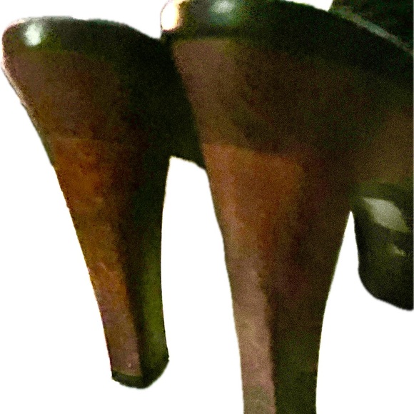 Gucci open toed “slip on” with a 4” heel in size 7 1/2. They are gorgeous! - Picture 3 of 3